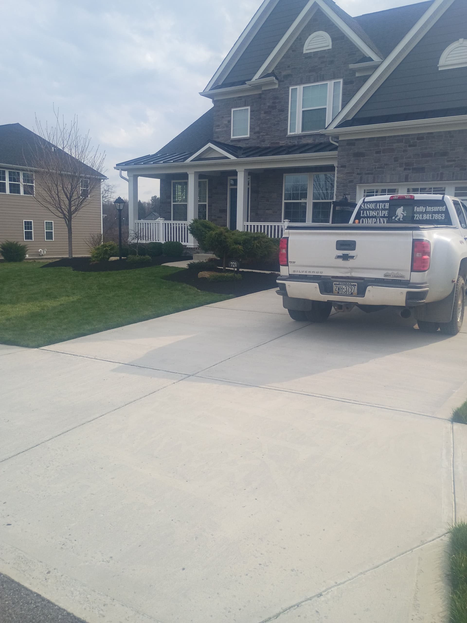 Gallery photos for Black Mulch Landscaping That Makes Your Whole Yard Pop: Image #5