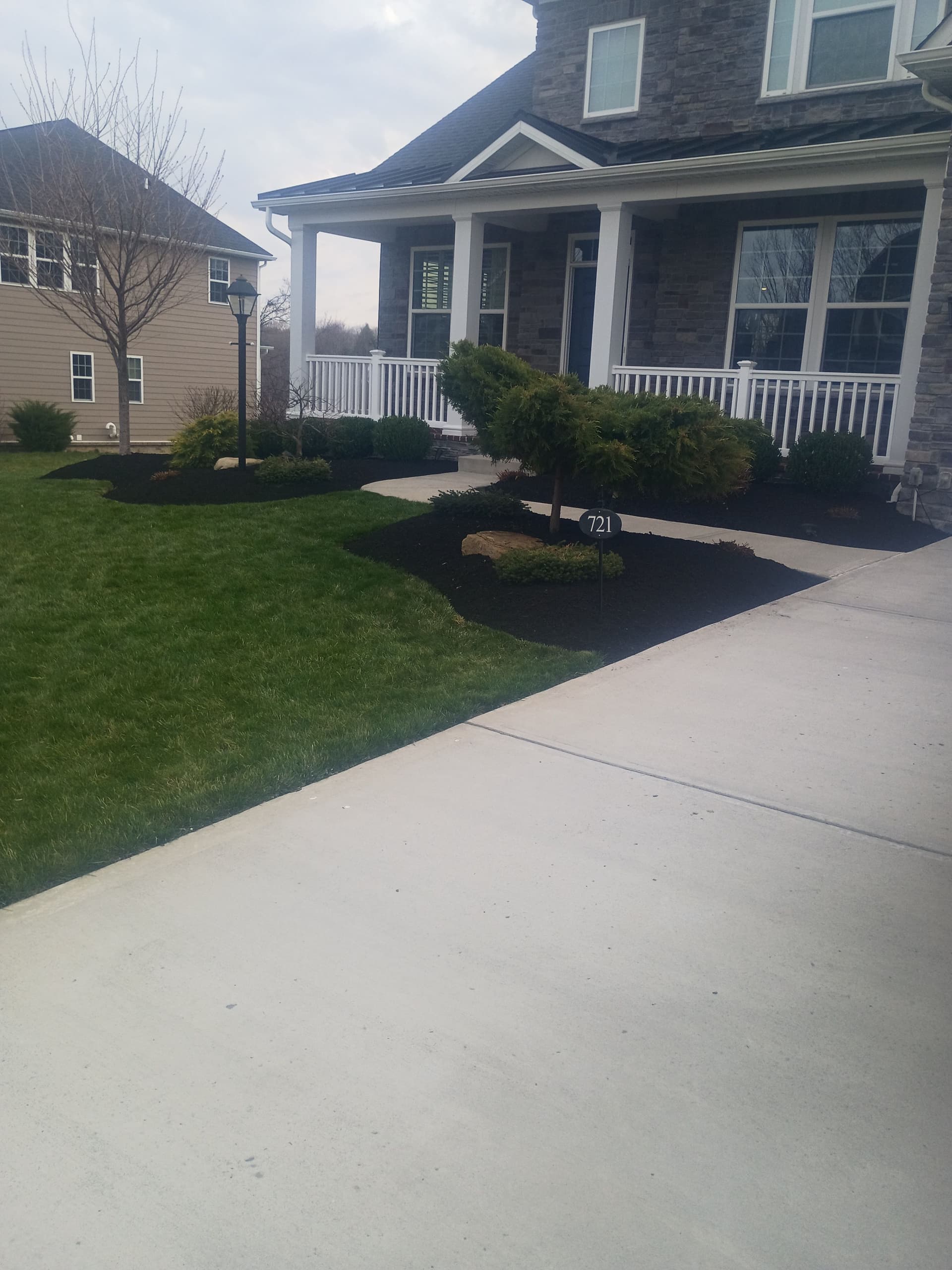 Gallery photos for Black Mulch Landscaping That Makes Your Whole Yard Pop: Image #4