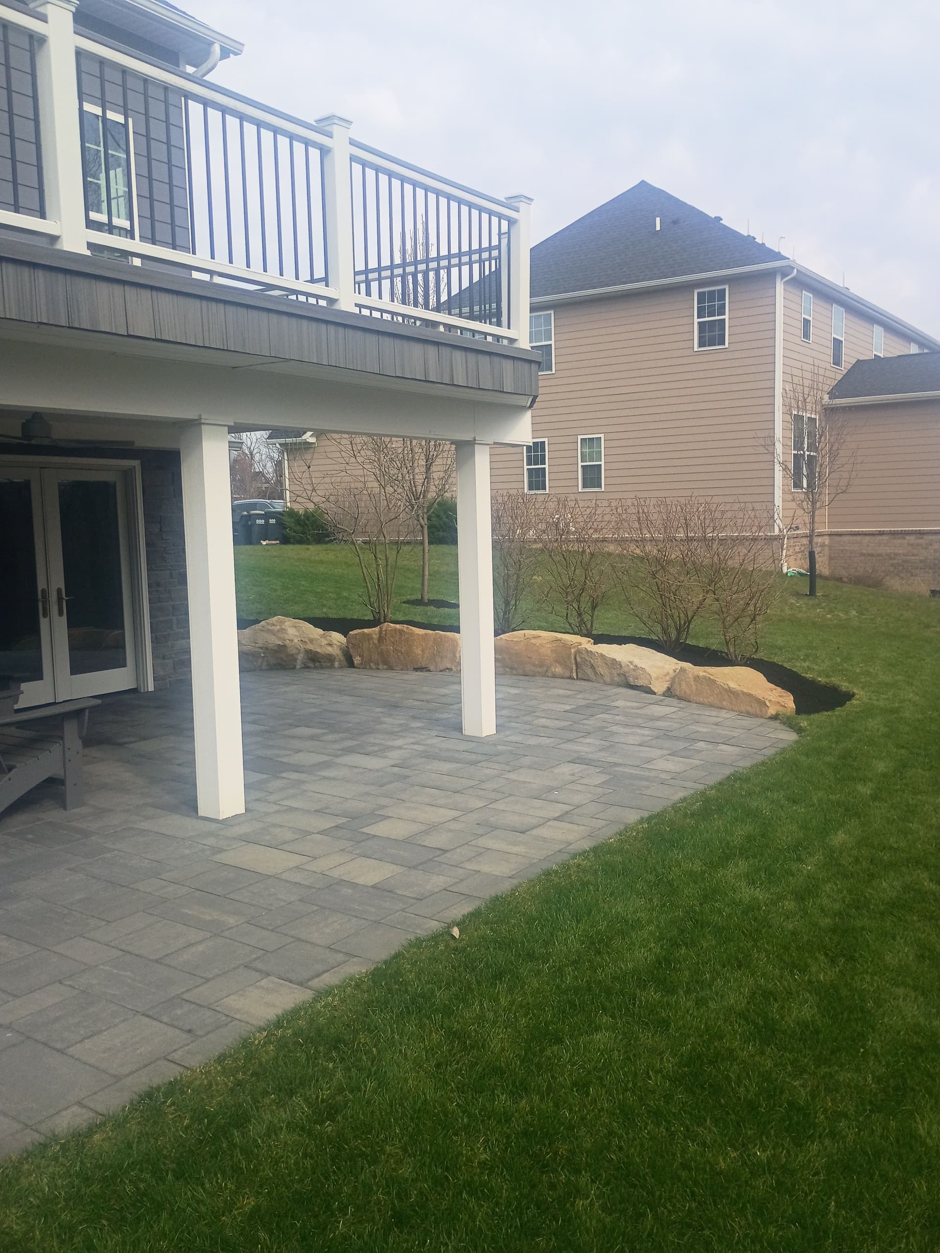Gallery photos for Black Mulch Landscaping That Makes Your Whole Yard Pop: Image #9